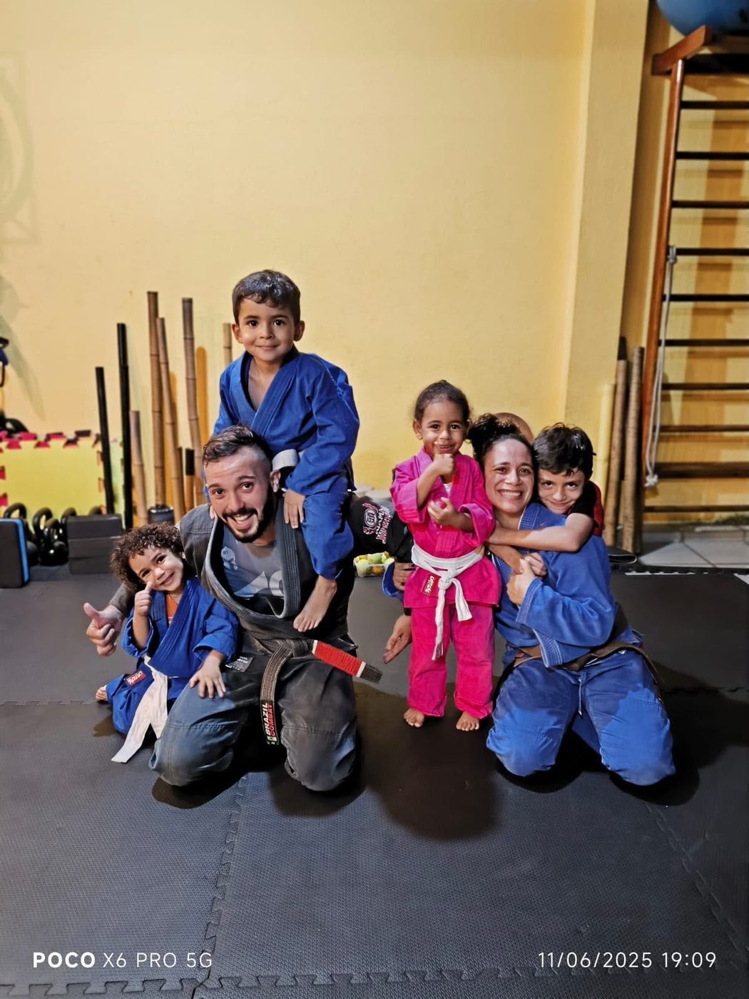Crianças pequenas de kimono ao fim da aula na Casa Fam