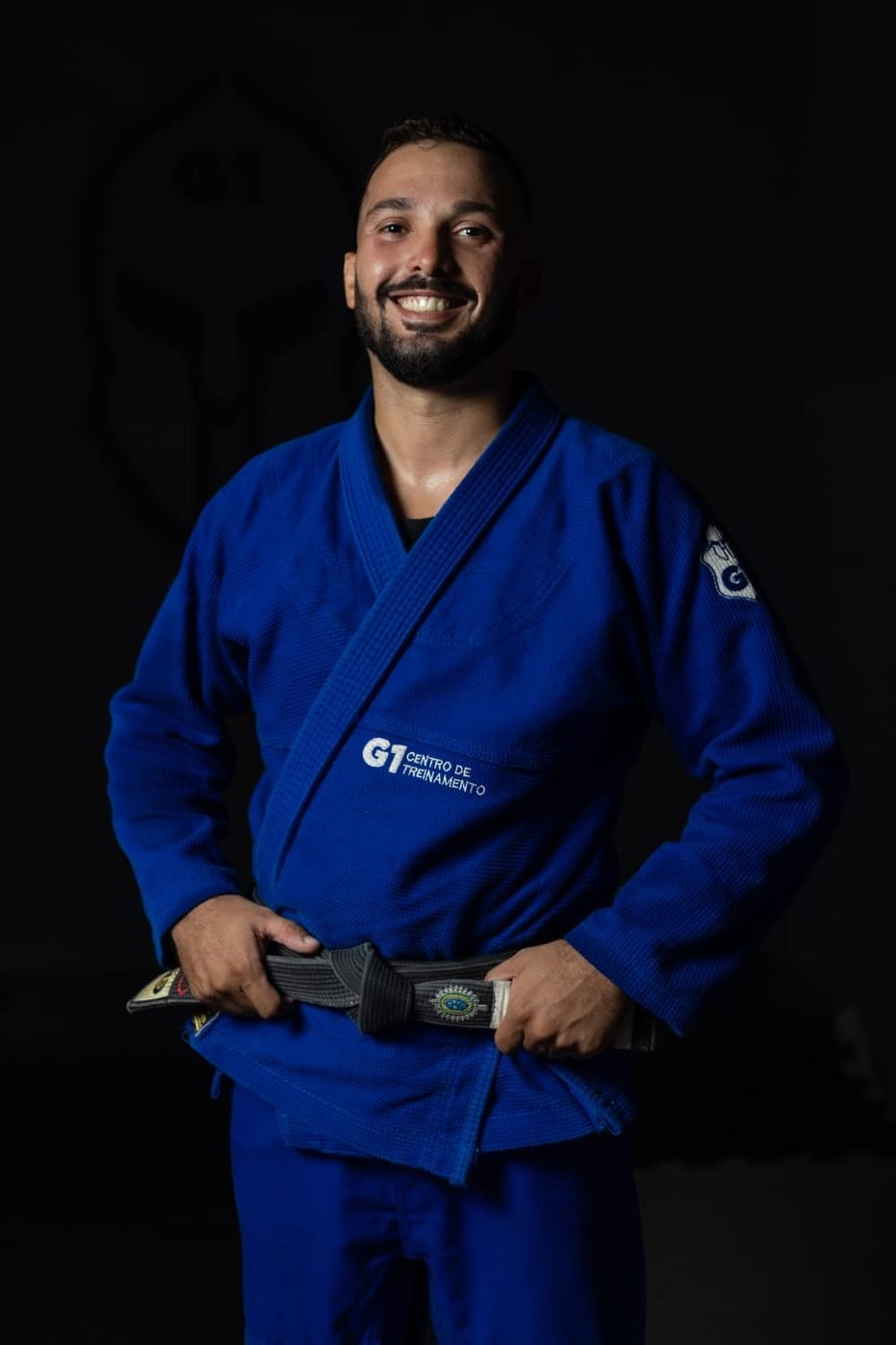 Professor Matheus Coimbra de kimono azul e faixa preta